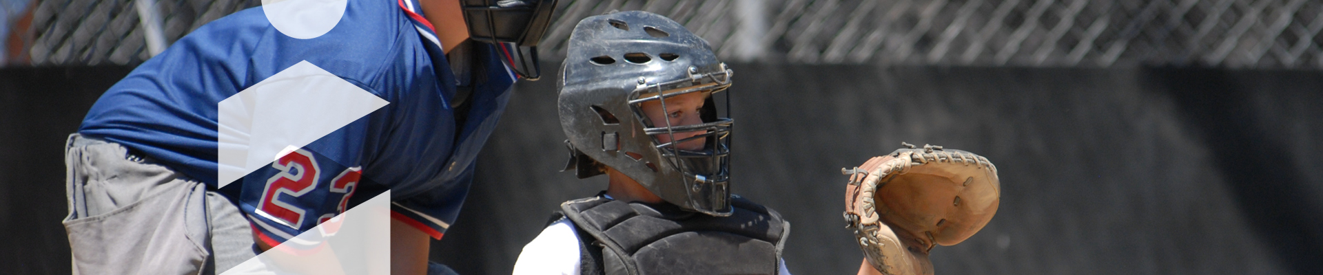 Jeune garçon jouant au baseball et arbitre