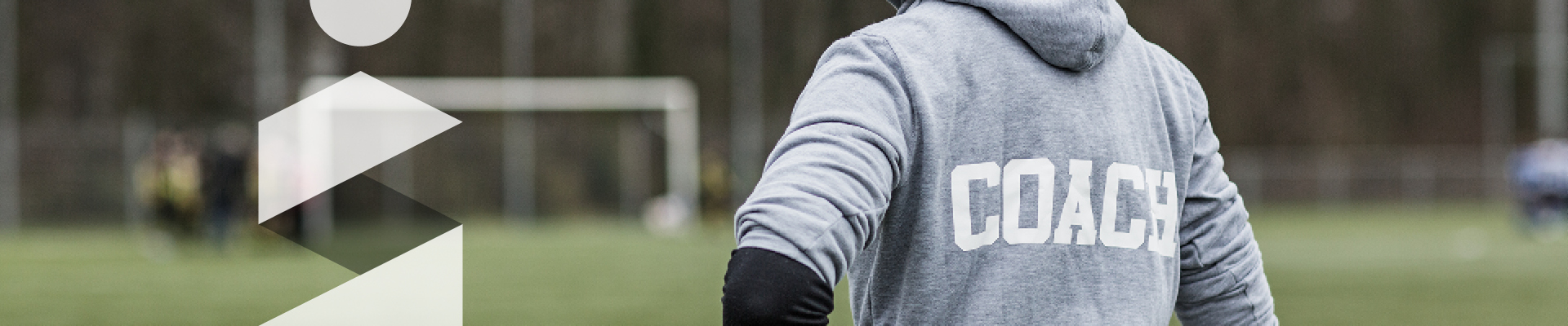 Entraîneure de soccer qui observe le terrain