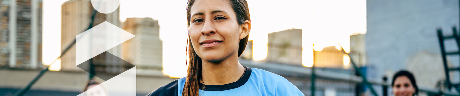 Femmes posant avec un ballon de soccer