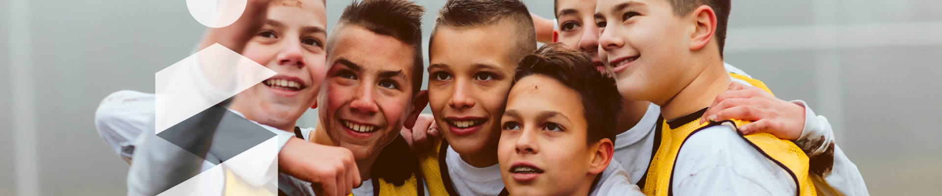 Groupe de jeunes garçons qui prennent un autoportrait à la suite d’une partie